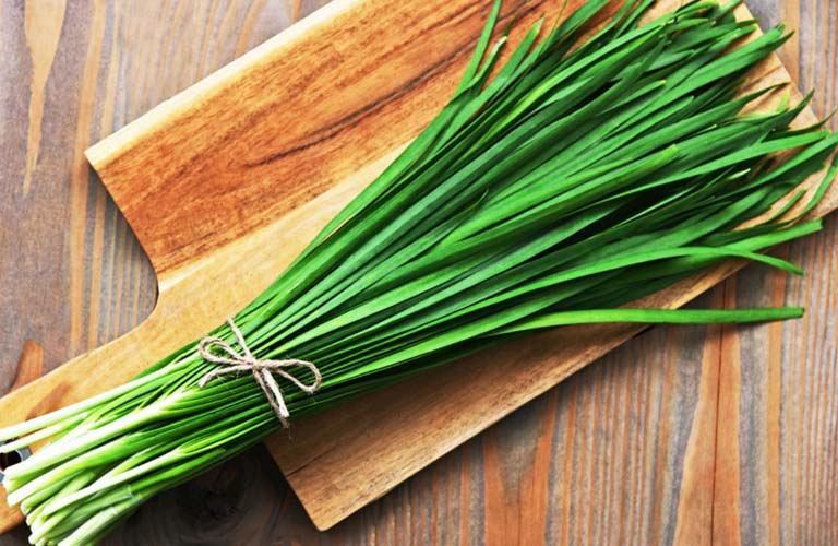 Lá hẹ là cây thuốc nam chữa viêm mũi dị ứng tại nhà hiệu quả